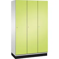 C+P Kleiderspind Cambio mit Sockel 1.200 x 1.950 x 525 mm (B x H x T) 3 Abteile lichtgrau
