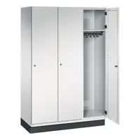C+P Kleiderspind Cambio mit Sockel 1.200 x 1.950 x 525 mm (B x H x T) 3 Abteile lichtgrau