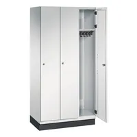 C+P Kleiderspind Cambio mit Sockel 900 x 1.950 x 525 mm (B x H x T) 3 Abteile lichtgrau